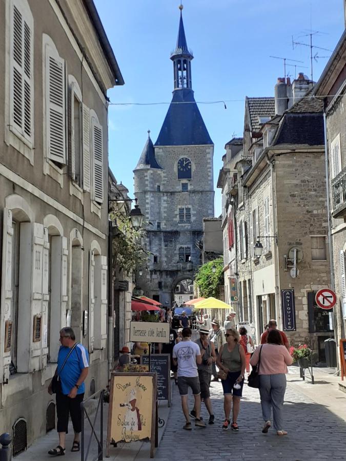 Centre Ville Historique: Spacious Apartment with Free Parking & EV Charging Avallon Exterior photo