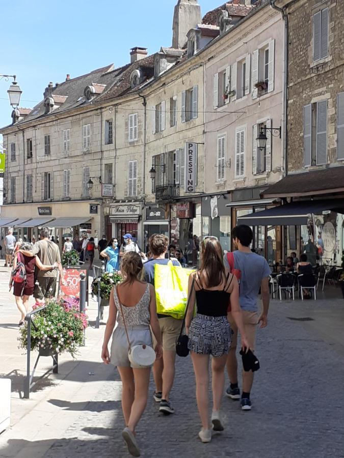 Centre Ville Historique: Spacious Apartment with Free Parking & EV Charging Avallon Exterior photo