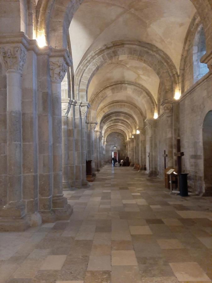 Centre Ville Historique: Spacious Apartment with Free Parking & EV Charging Avallon Exterior photo