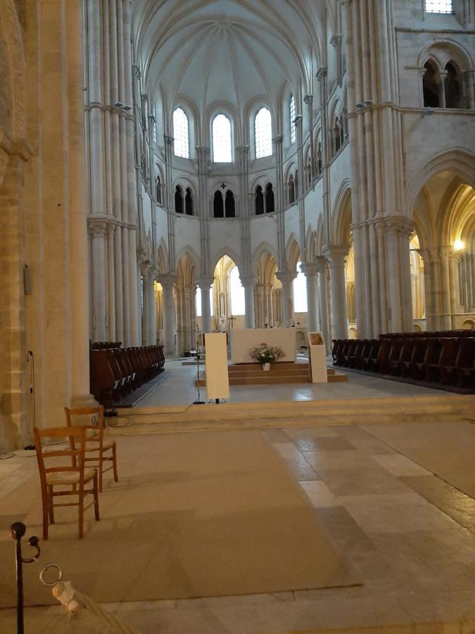 Centre Ville Historique: Spacious Apartment with Free Parking & EV Charging Avallon Exterior photo